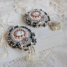 BO Angelique Marquise des Anges Haute-Couture bordado con piedras preciosas (cabujones de howlita blanca), cristales Swarovski y rocailles